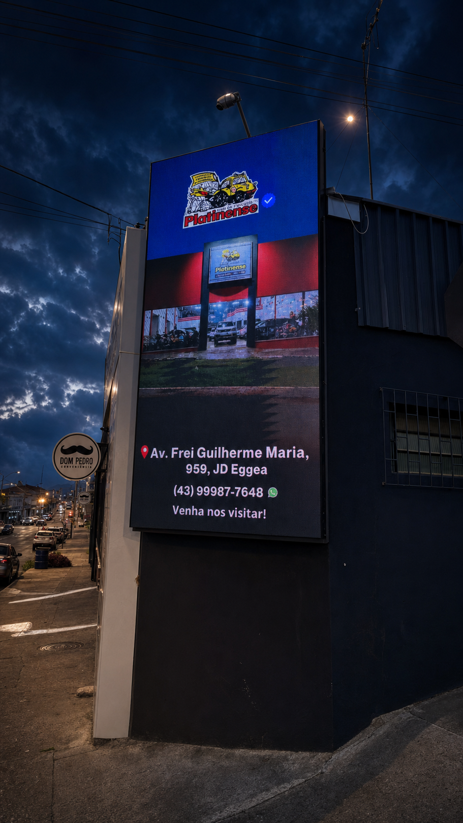 Painel de LED da Casa do Lavrador em operação à noite